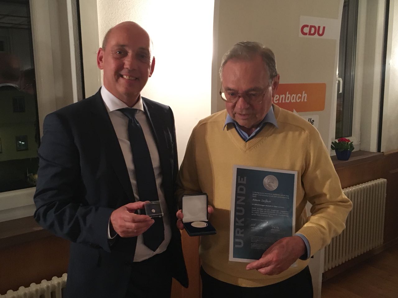 Der Vorsitzende des CDU-Kreisverbandes Darmstadt-Dieburg, Gottfried Milde, berreicht die Alfred-Dregger-Medaille an Armin Zeiner